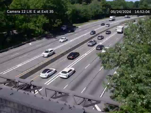 Traffic Cam I-495 at New Hyde Park Rd - Westbound