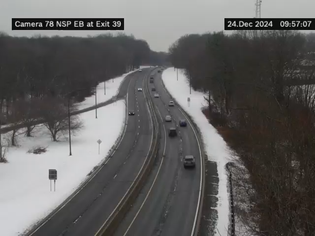 Traffic Cam NSP East of Round Swamp Rd - Eastbound