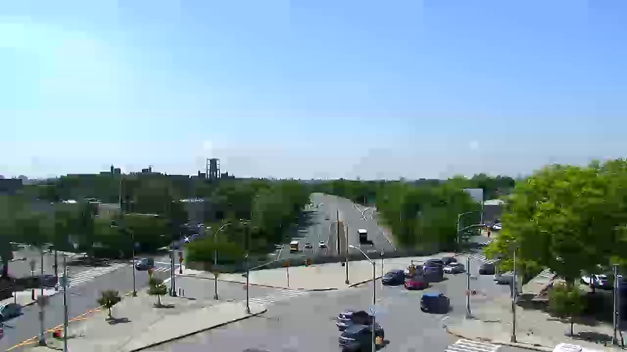 Traffic Cam I-295 at East Tremont Avenue - Northbound