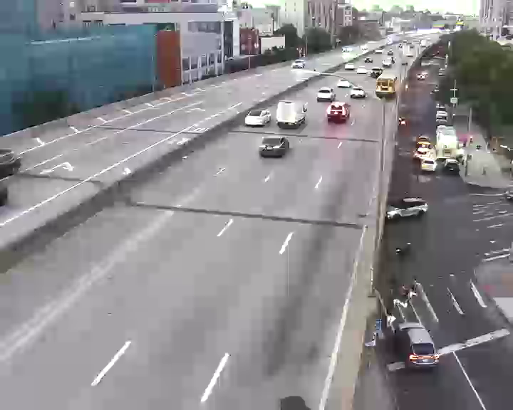 Traffic Cam I-278 at Metropolitan Avenue - Eastbound