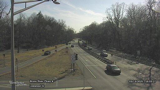 Traffic Cam Bronx River Parkway at Leewood Drive