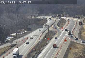 Traffic Cam I-81 north of Exit 29 (I-481) - Southbound