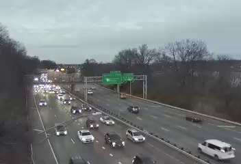 Traffic Cam 907M at 72nd Road - Eastbound