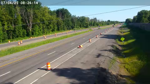 Traffic Cam I-81 south of Exit 30 (Cicero) - Northbound